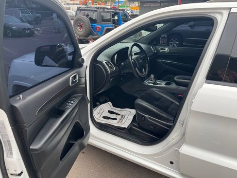 Used 2018 Jeep Grand Cherokee Altitude AWD/4WD image 9
