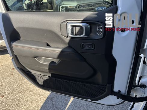 Used 2023 Jeep Gladiator Mojave w/ Cold Weather Group image 21