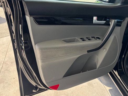 Used 2015 Kia Sorento LX image 18