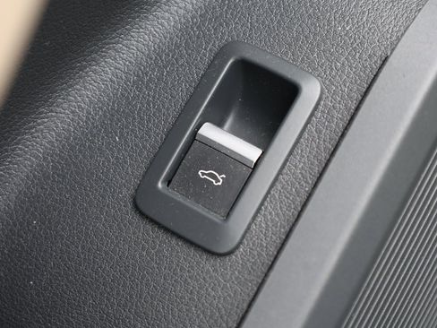 Used 2018 Audi Q5 2.0T Premium Plus w/ Premium Plus Package image 13