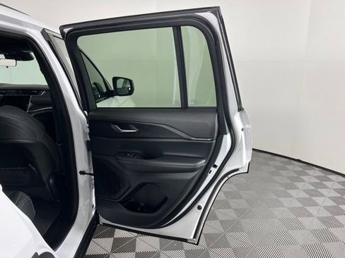 Used 2025 Jeep Grand Cherokee Laredo X image 43