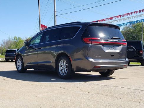 Used 2022 Chrysler Pacifica Touring-L FWD image 5