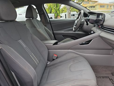 Used 2023 Hyundai Elantra SEL w/ Convenience Package FWD image 10