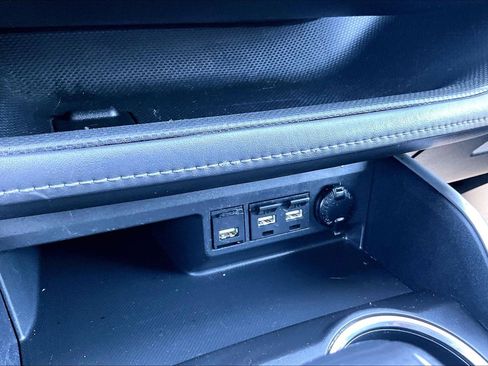 Used 2021 Toyota Highlander XLE image 32