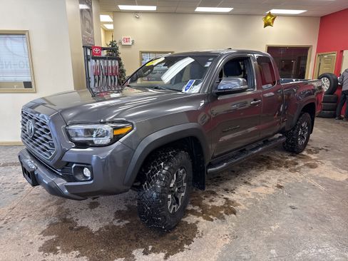 Used 2021 Toyota Tacoma TRD Off-Road w/ TRD Premium Off Road Package image 3