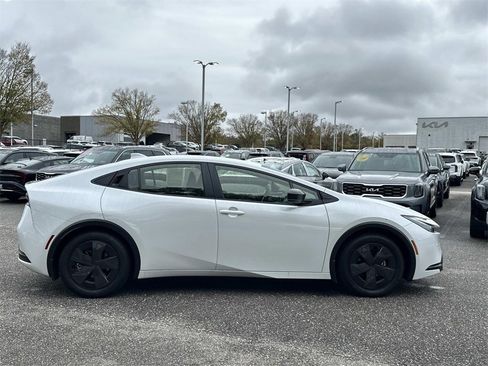 Used 2025 Toyota Prius LE image 3