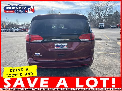 Used 2023 Chrysler Voyager LX image 5