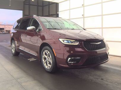 Used 2021 Chrysler Pacifica Limited w/ Uconnect Theater Family Group