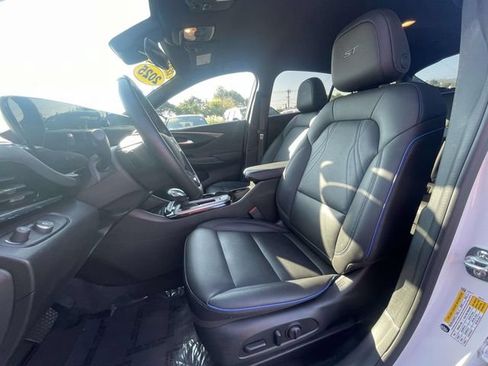 Used 2025 Buick Envista Sport Touring w/ Convenience I Package FWD image 17