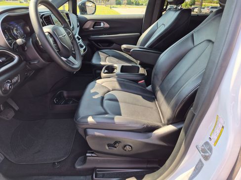 Used 2025 Chrysler Pacifica Select FWD image 14