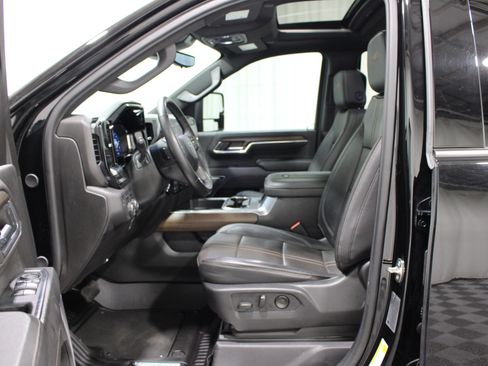 Used 2024 Chevrolet Silverado 2500 High Country w/ High Country Premium Package AWD/4WD image 3