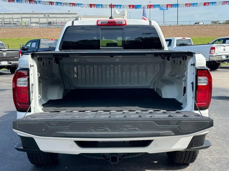 Used 2025 GMC Canyon AT4 w/ Nightfall Edition AWD/4WD image 5