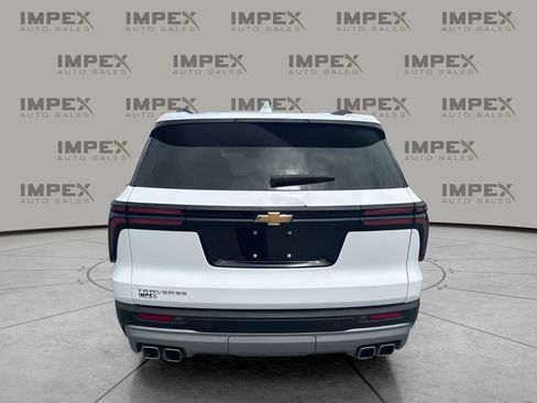 Used 2025 Chevrolet Traverse LT FWD image 4