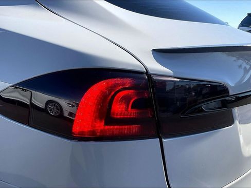 Used 2021 Tesla Model S Plaid image 18