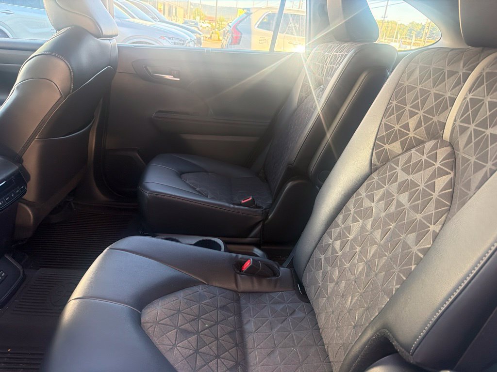 Used 2024 Toyota Highlander XLE AWD/4WD image 3