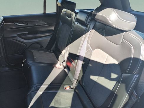 Used 2023 Jeep Grand Cherokee Altitude image 24