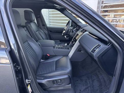 Used 2025 Land Rover Discovery S image 10