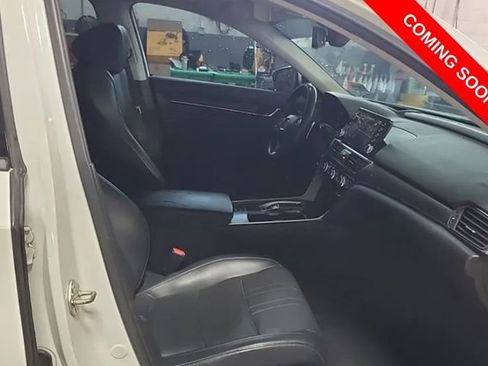Used 2018 Honda Accord Touring image 10