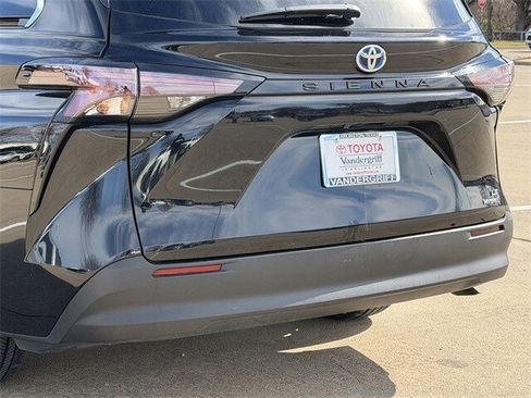 Used 2024 Toyota Sienna LE image 6