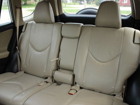 Used 2011 Toyota RAV4 Limited w/ Limited Extra Value Pkg AWD/4WD image 16