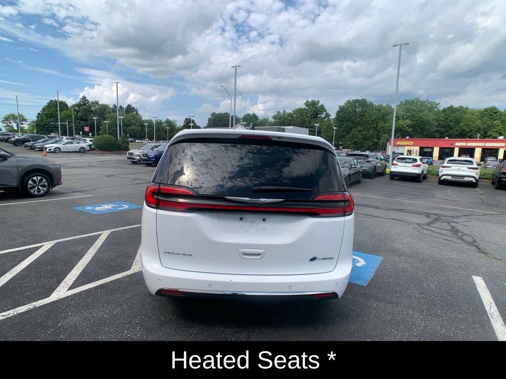 Used 2023 Chrysler Pacifica Touring-L FWD image 4