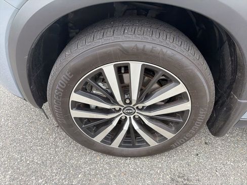 Used 2025 Nissan Pathfinder Platinum image 11