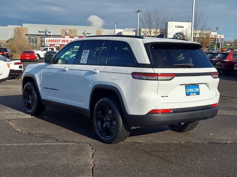 New 2025 Jeep Grand Cherokee Altitude image 12
