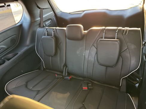 Used 2024 Chrysler Pacifica Limited w/ Uconnect Theater Family Group image 15