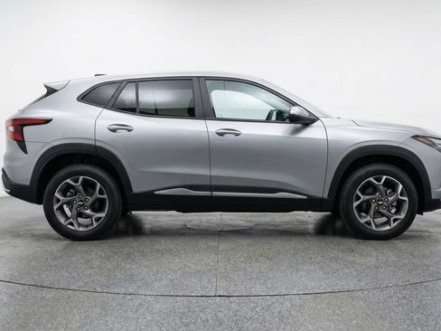 Used 2025 Chevrolet Trax LT FWD image 11
