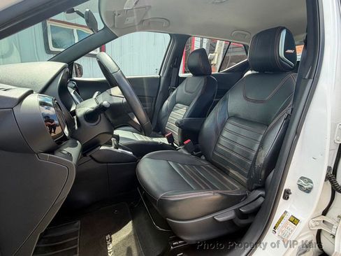 Used 2019 Nissan Kicks SR w/ SR Premium Package FWD image 11
