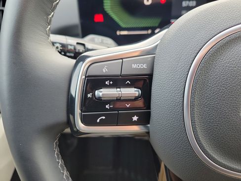 Certified 2025 Kia Sorento EX w/ Panoramic Sunroof Package image 28