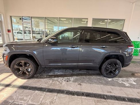 Used 2025 Jeep Grand Cherokee Limited w/ Black Appearance Package image 5