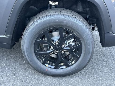 New 2025 Jeep Grand Cherokee Altitude image 18