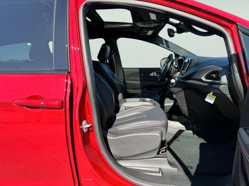 New 2026 Chrysler Pacifica Select image 30