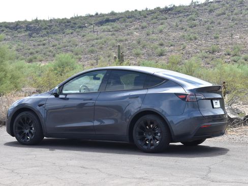 Used 2024 Tesla Model Y Long Range AWD/4WD image 5