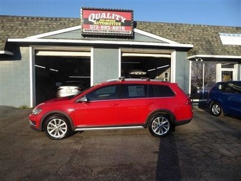 Used 2017 Volkswagen Golf Alltrack S image 1