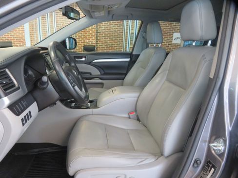 Used 2016 Toyota Highlander XLE FWD image 15