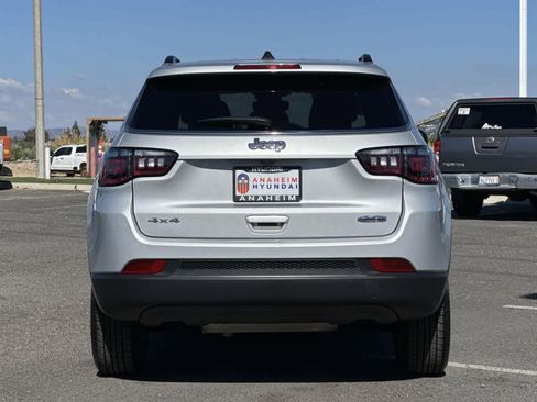 Used 2024 Jeep Compass Latitude image 4