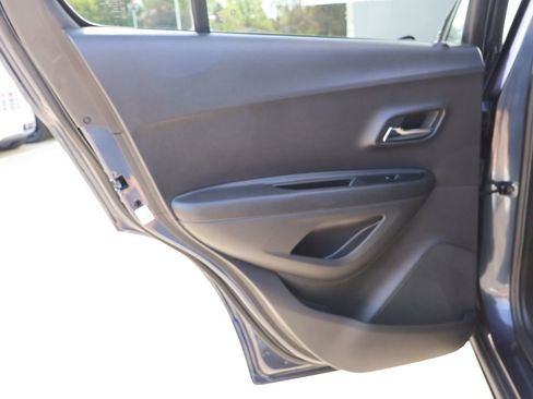 Used 2019 Chevrolet Trax LT w/ LT Convenience Package FWD image 21