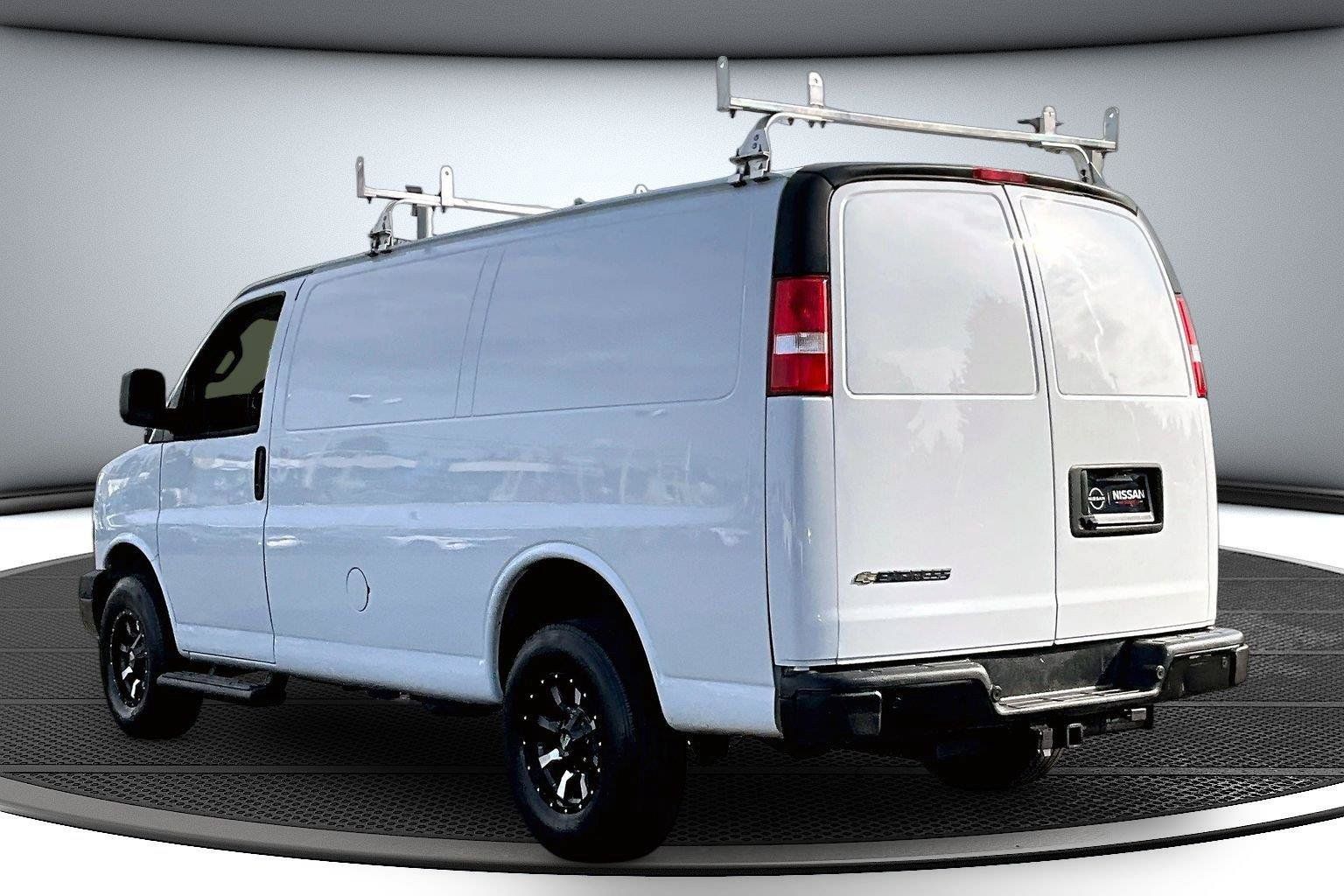 Used 2021 Chevrolet Express 3500 w/ Driver Convenience Package RWD image 5