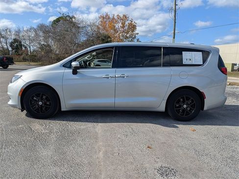 Used 2022 Chrysler Voyager LX image 4