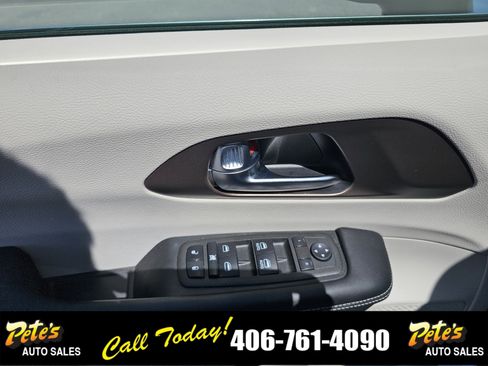 Used 2022 Chrysler Voyager LX image 20