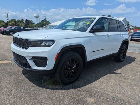Used 2025 Jeep Grand Cherokee Altitude AWD/4WD image 8
