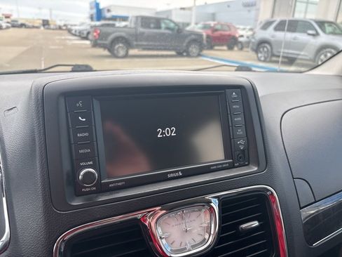 Used 2016 Chrysler Town & Country Touring image 23