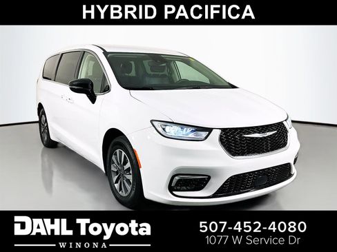 Used 2024 Chrysler Pacifica Select image 1