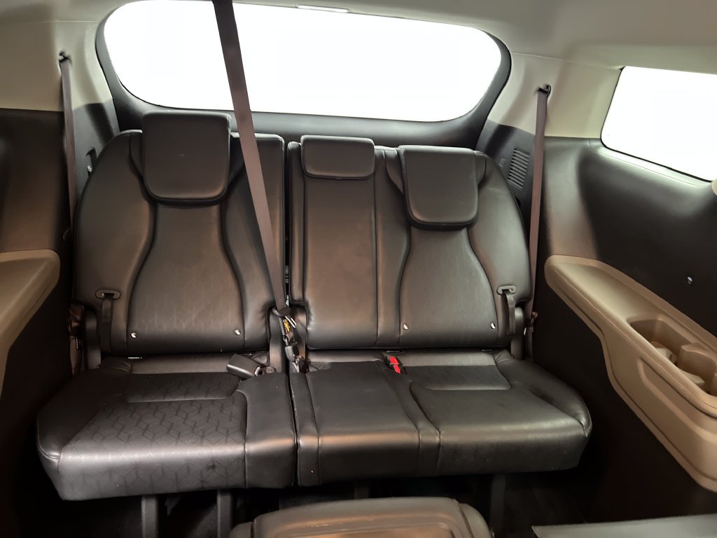 Used 2025 Kia Carnival FWD image 34
