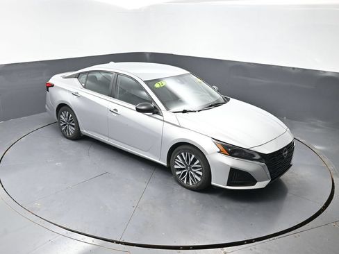 Used 2024 Nissan Altima 2.5 SV FWD image 41