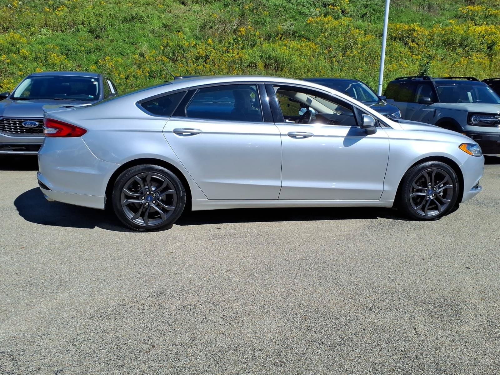 Used 2018 Ford Fusion SE w/ Equipment Group 201A FWD image 2
