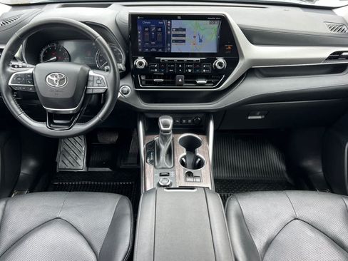 Used 2021 Toyota Highlander Platinum AWD/4WD image 3