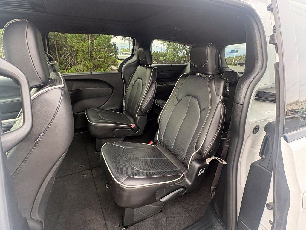 Used 2025 Chrysler Pacifica Limited FWD image 26